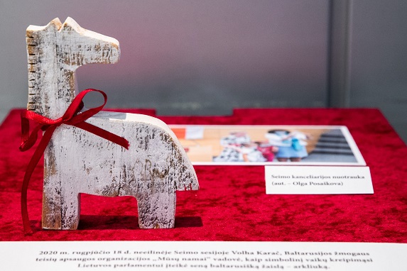 Volha Karač Lietuvos parlamentui įteiktas senas baltarusiškas žaislas – arkliukas
