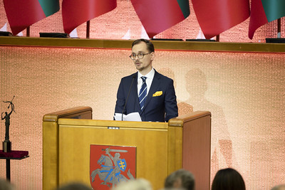 Dr. Vilius Bartninkas: „Lietuvos istorija yra ne tik žygiai ir statybos, bet ir aktai, statutai, poemos ir konstitucijos. Tekstai brėžia idealios Lietuvos vertybių ir tikslų kontūrus, darbai geriau ar blogiau tai įgyvendina“