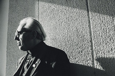 Lietuvos laisvės gynėjų galerijoje atveriama fotografijų paroda „Kunigas legenda. Monsinjoras Alfonsas Svarinskas (1925–2014)“