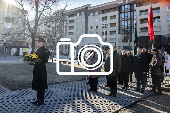 Gėlių padėjimo ceremonija prie Kovo 11-ajai skirto paminklo „Žinia“ (2022 03 11)