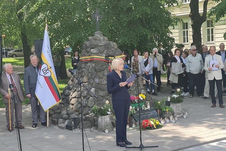 LR Seimo narė Angelė Jakavonytė prie paminklo sovietinės okupacijos aukoms atminti 1.jpg
